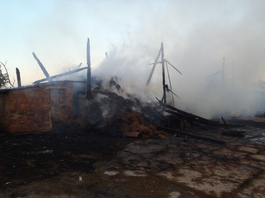Tragiczny pożar stodoły. Strażacy odkryli spalone ciało <ZDJĘCIA>