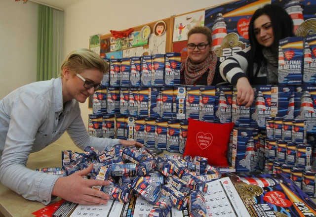 Osadzeni z Aresztu Śledczego przy ul. Wroniej w Piotrkowie znów przygotowywali  puszki dla wolontariuszy Wielkiej Orkiestry Świątecznej Pomocy w naszym regionie. W niedzielę na ulice miasta wyjdzie ponad pół tysiąca młodych ludzi, których spotkać będzie można w charakterystycznych miejscach Piotrkowa. Z imprez towarzyszących zaplanowano m.in. przejazdy autami, konkurs zręczności kierowców, dyskotekę i koncerty.