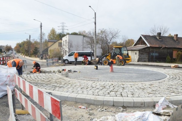 U zbiegu ulic 1 Maja i Łyżwy w Skarżysku - Kamiennej powstaje rondo.