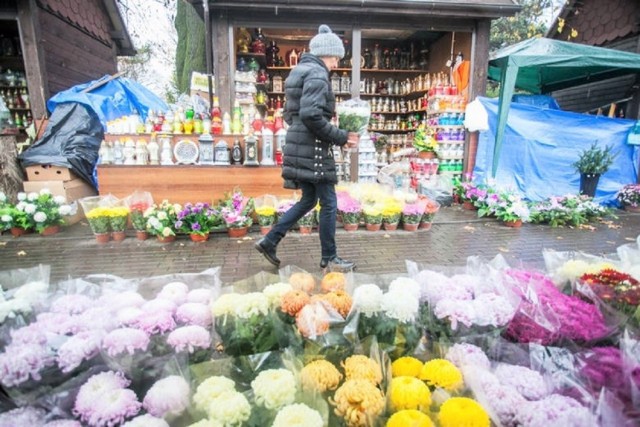 Co nas najbardziej wkurza na cmentarzach? Jest tego sporo. Wejdź w galerię i sprawdź 10 najbardziej irytujących zachowań