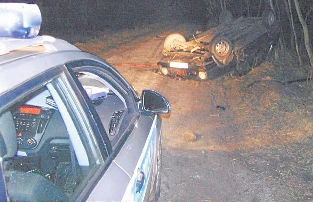 Pijacki rajd zakończył się  dachowaniem kierowcy golfa. Na szczęście ani on ani pasażer nie ucierpieli