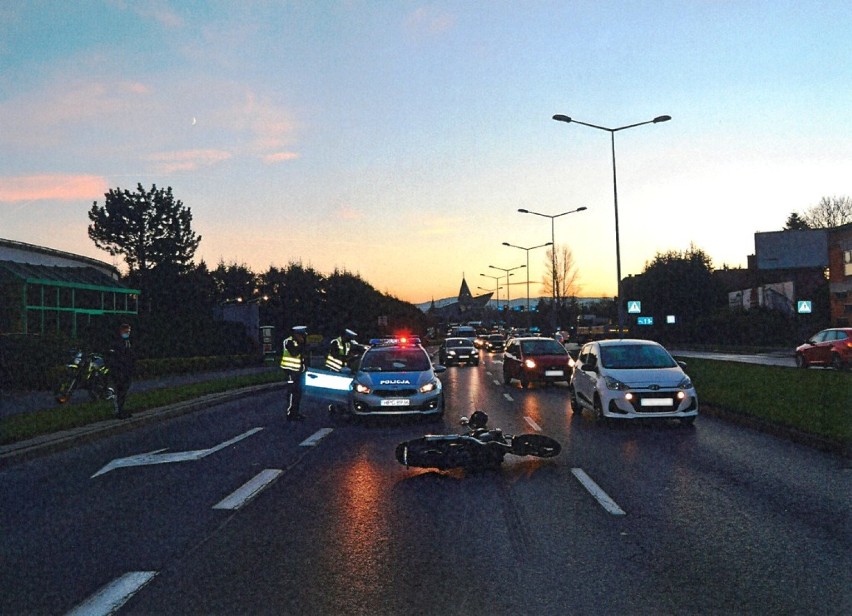 Nowy Sącz. Motocyklem uciekał przed policją, bo nie miał prawa jazdy. Po drodze spowodował wypadek [ZDJĘCIA]