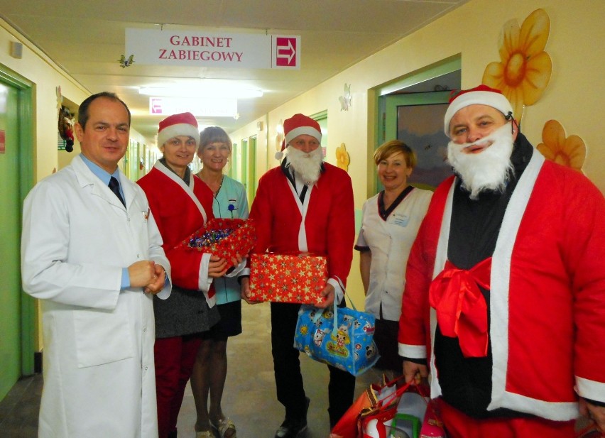 Mikołaje z MPGK odwiedziły małych pacjentów