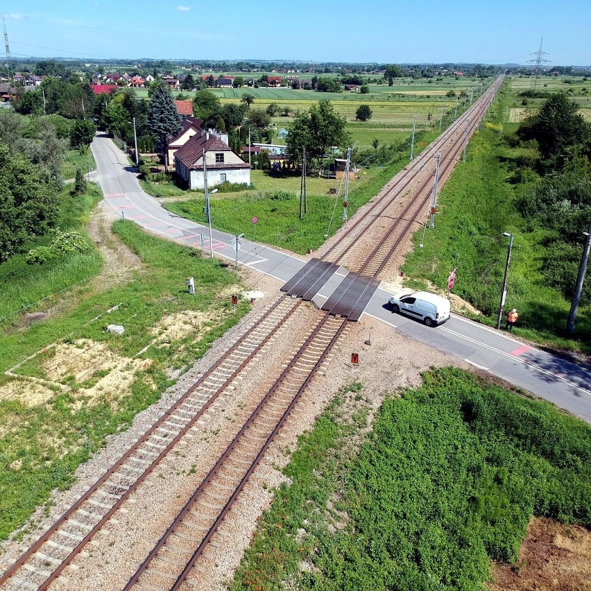 Przy Przylasku Rusieckim pojawią się rogatki i sygnalizacja świetlna