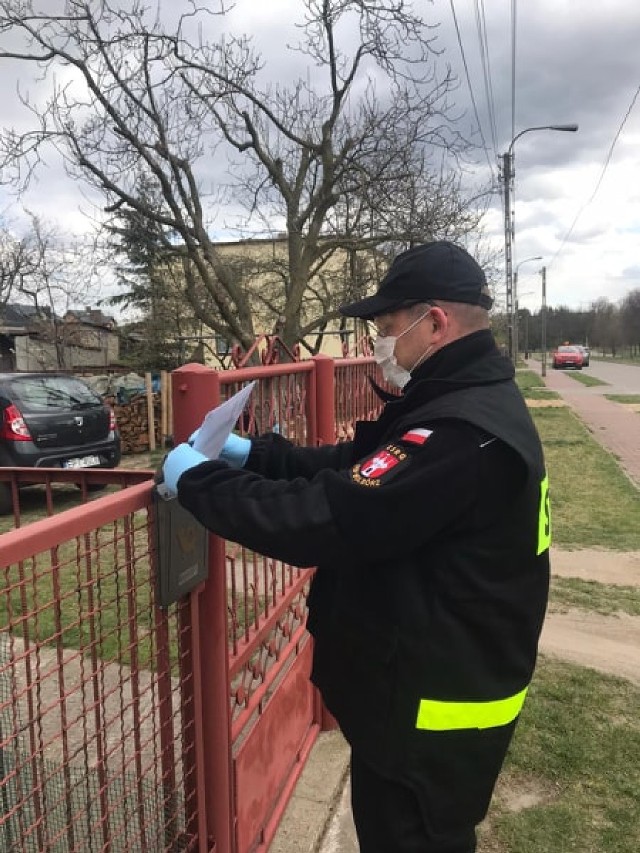 Samorządy rozdają bezpłatne maseczki mieszkańcom. W Wolborzu akcję rozwożenia maseczek do posesji przeprowadzono we wtorek, 14 kwietnia