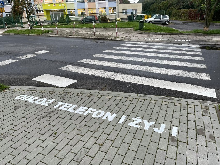 Takie napisy powstały na wybranych przejściach dla pieszych...