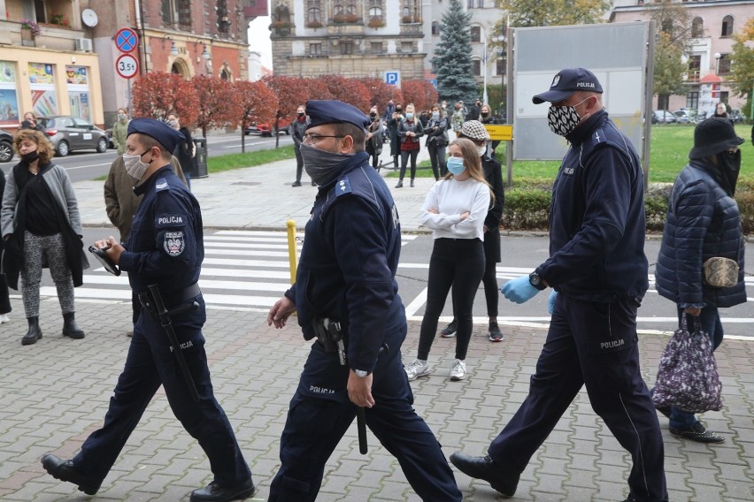 Legnica: Nie dla Piekła Kobiet, protest przed siedzibą PiS