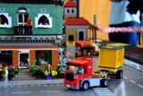Wystawa kloców LEGO w dworcu PKP w Wolsztynie. Będziecie na Paradzie Parowozów? Koniecznie tam zajrzyjcie [ZDJĘCIA]