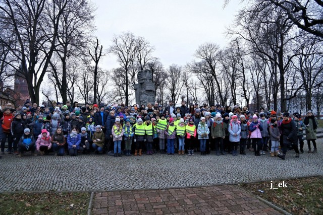 Inowrocławski oddział PTTK był organizatorem XXII Nocnego Rajdu Szlakiem Powstania Wielkopolskiego na trasie Kościelec Kujawski - Mimowola - Inowrocław 

W impreze z okazji 101. rocznicy wybuchu Powstania Wielkopolskiego uczestniczyło ponad 200 osób. Byli to turysci indywidualni, a także dzieci i młodzież wraz z opiekunami ze szkół z terenu miasta i powiatu inowrocławskiego. 

Po zapaleniu zniczy przy Pomniku Powstańców Wielkopolskich w Inowrocławiu, rajdowicze udali się autokarami do ZSP im. Jana Pawła II w Kościelcu Kujawskim. Tam, po zwiedzeniu szkoły, wzięli udział w konkursie wiedzy o Powstaniu Wielkopolskim, a także w konkursie ładowania magazynka do kbkak (Kałasznikow) na czas. Zwycięzcom zostały wręczone nagrody ufundowane przez inowrocławski Oddział PTTK oraz puchary i nagrody ufundowane przez poseł Magdalenę Łośko, radnego powiatowego Henryka Procka oraz Lecha Murawskiego, prezesa Koła nr 7 Związku Żołnierzy Wojska Polskiego w Inowrocławiu. 

Podczas rajdu zostały również wręczone odznaki "Wierni Tradycji", przyznane przez Zarząd Główny Towarzystwa Pamięci Powstania Wielkopolskiego 1918-1919, za zasługi w upowszechnianiu wiedzy i pamięci o Powstaniu Wielkopolskim, które wręczyła Małgorzata Dzióbkowska, wiceprezes TPPW Województwa Kujawsko-Pomorskiego. Odznaczeni zostali: Jerzy Ekert, nauczyciel historii ze Szkoły Podstawowej nr 1 im. Św. Wojciecha w Inowrocławiu oraz Radosław Balmowski, żołnierz 2 Pułku Inżynieryjnego w Inowrocławiu, wiceprezes inowrocławskiego Oddziału PTTK. 

Zgodnie z tradycją, nagrodzono najmłodszego uczestnika imprezy. Tym razem był to Jakub z Przedszkola Ptyś. . 

Po wręczeniu nagród, pucharów, dyplomów oraz po poczęstunku nastąpił wymarsz uczestników z pochodniami przez Mimowolę do Inowrocławia. Zakończenie Marszu nastąpiło w Parku Solankowym o godz. 20:45. 

W lutym br. kolejny nocny rajd, tym razem razem Szlakiem Szwadronu Nadgoplańskiego.