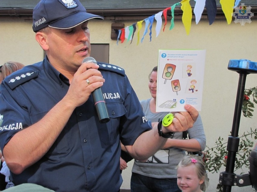 Policjanci z Lęborka opowiadali dzieciom o bezpiecznym...