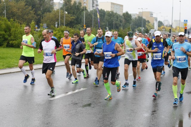39. PZU Maraton Warszawski. Tysiące biegaczy na ulicach Warszawy! [ZDJĘCIA, GALERIA 1]