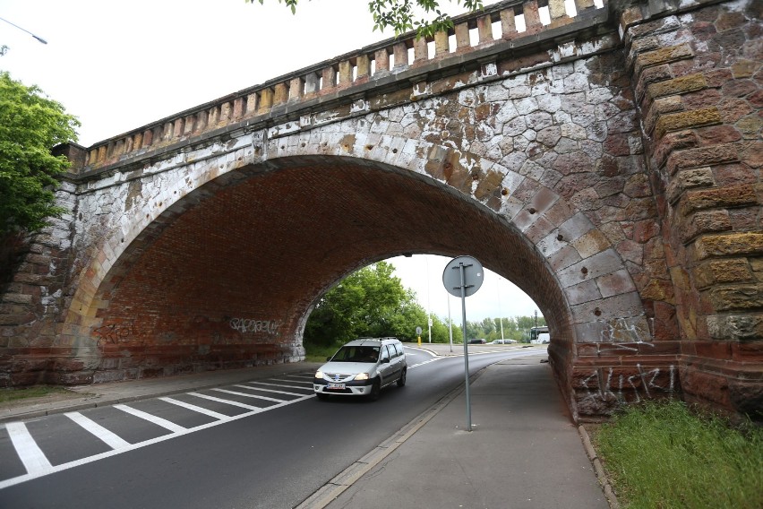 Remont wiaduktu łączącego most Poniatowskiego z Wisłostradą. Wybrano wykonawcę prac [ZDJĘCIA]