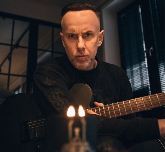 Adam Darski znany jest przede wszystkim z wieloletnich występów w black-deathmetalowym zespole Behemoth. Był też związany przez dłuższy okres z piosenkarką Dodą. Zobaczcie, jak mieszka słynny polski muzyk i wokalista!

WIĘCEJ NA KOLEJNYCH ZDJĘCIACH>>>