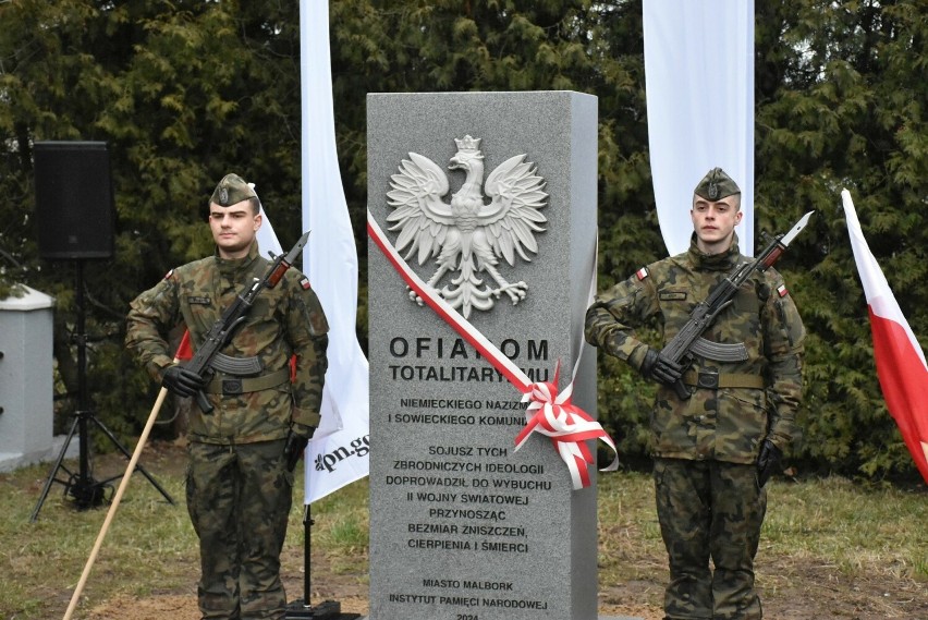 Wartę honorową przy nowym pomniku wystawili żołnierze 22...