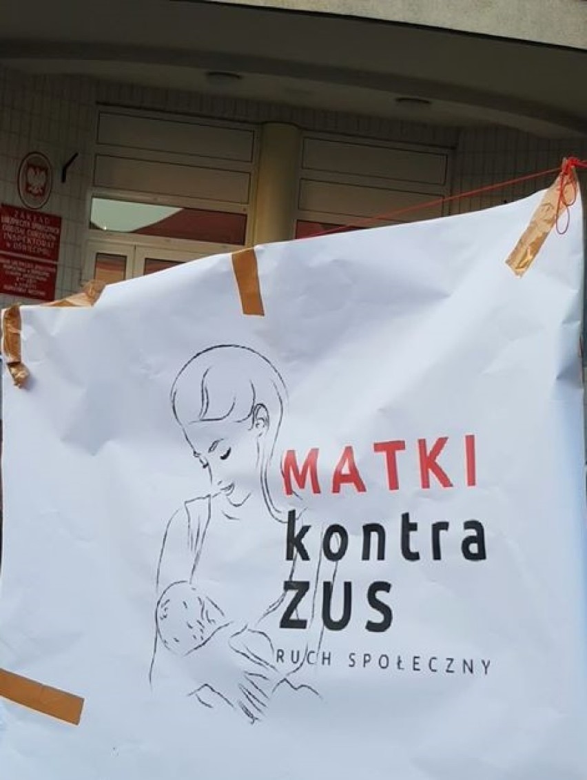 Niemy protest matek także przed oświęcimskim inspektoratem Zakładu Usług Społecznych [ZDJĘCIA]