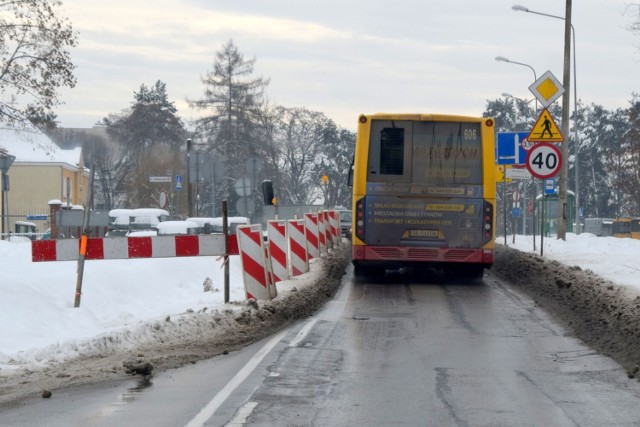 Wstrzymano prace przy rozbudowie ulicy Wojska Polskiego od ronda Czwartaków do granic Kielc.