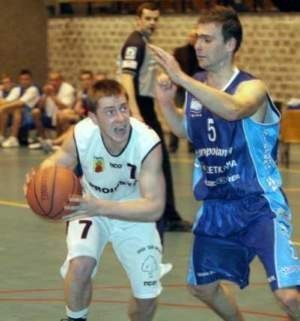 Zawodnik MKKS Zabrze, Paweł Mol (z lewej) próbuje minąć koszykarza Staropolanki.