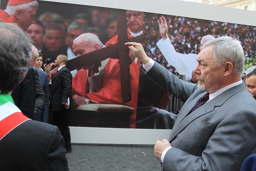 Beatyfikacja Jana Pawła II: kilkumetrowy papież na wystawie w Rzymie [ZDJĘCIA]