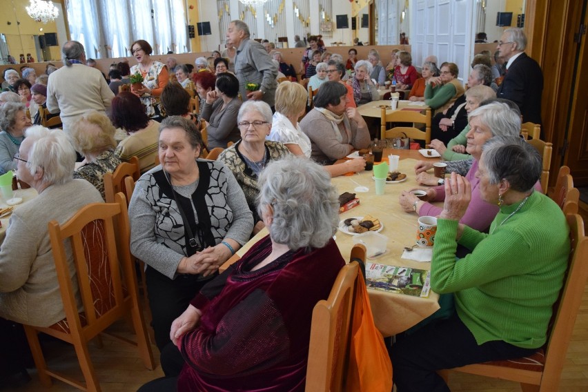 Stargardzcy emeryci świętowali Dzień Kobiet w Domu Kultury Kolejarza [zdjęcia, wideo]