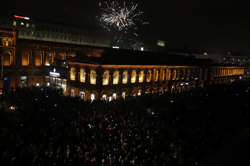 To był strzał w dziesiątkę! Pokaz dronów nad Manufakturą w...