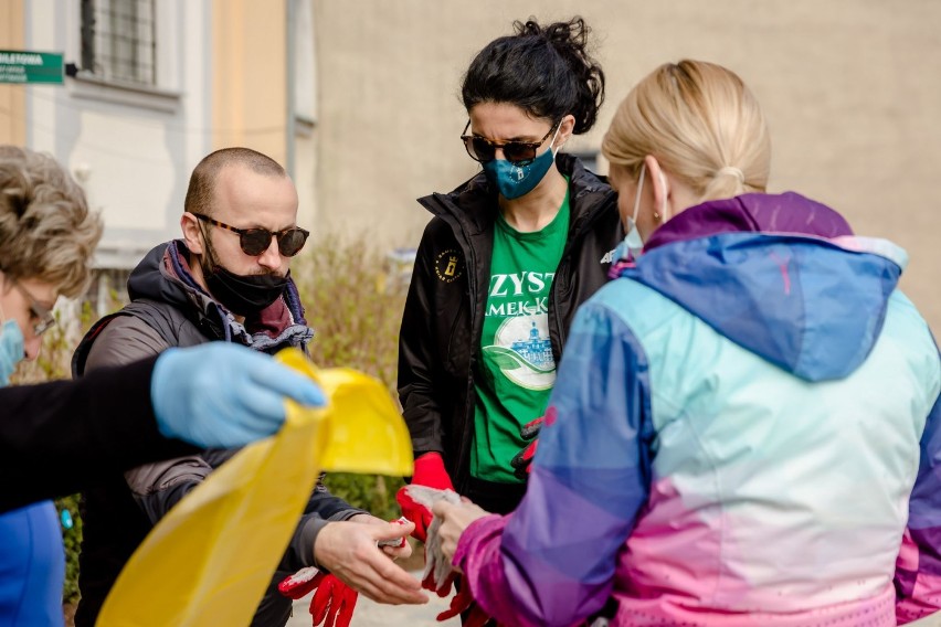 „Czysty i zielony Wałbrzych”- sprzątanie Książańskiego Parku Krajobrazowego.