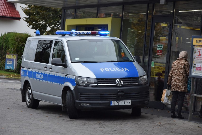 Wieluński sanepid w obecności policji kontrolował przestrzeganie m.in. godzin dla seniorów
