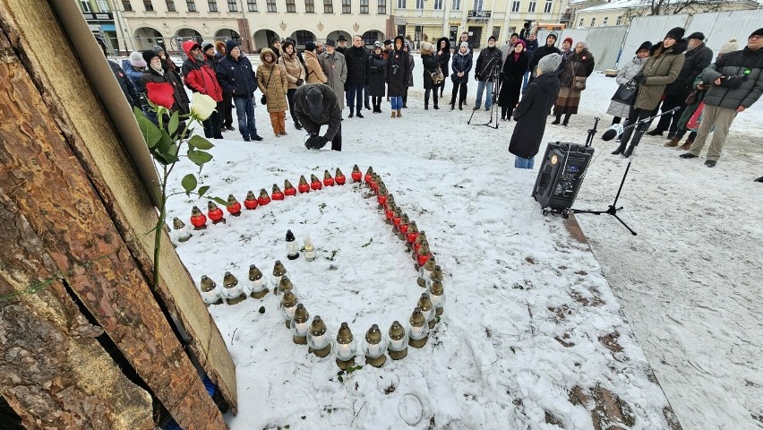 W ciszy i zadumie kielczanie uczcili pamięć zmarłego prezydenta Gdańska Pawła Adamowicza