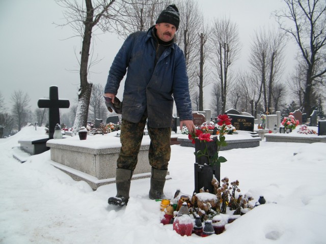 Leszek Chrapek pokazuje pozostałość po spiłowanym krzyżu.