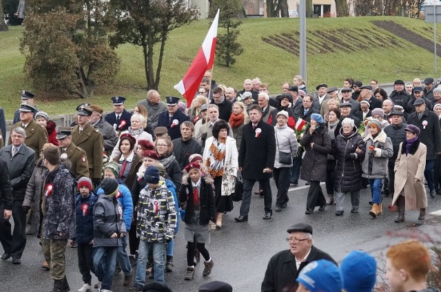 Migawka z oficjalnej części obchodów Święta Niepodległości w Inowrocławiu. Przemarsz uczestników z kościoła Zwiastowania NMP pod Pomnik Powstańców Wielkopolskich