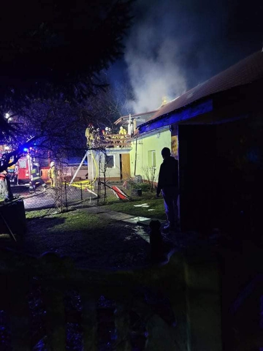 Do pożaru doszło w Mokówku, zapaliło się poddasze domku...
