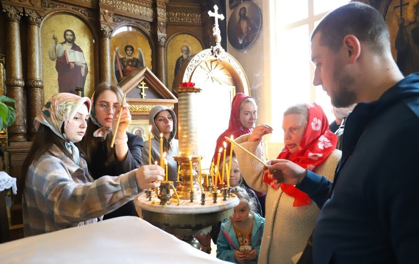 Święcenie pokarmów w cerkwi św. Mikołaja w Toruniu. Przybyły tłumy [zdjęcia]