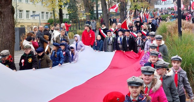 Narodowe Święto Niepodległości 2023 w Busku-Zdroju. >>>Więcej zdjęć na kolejnych slajdach