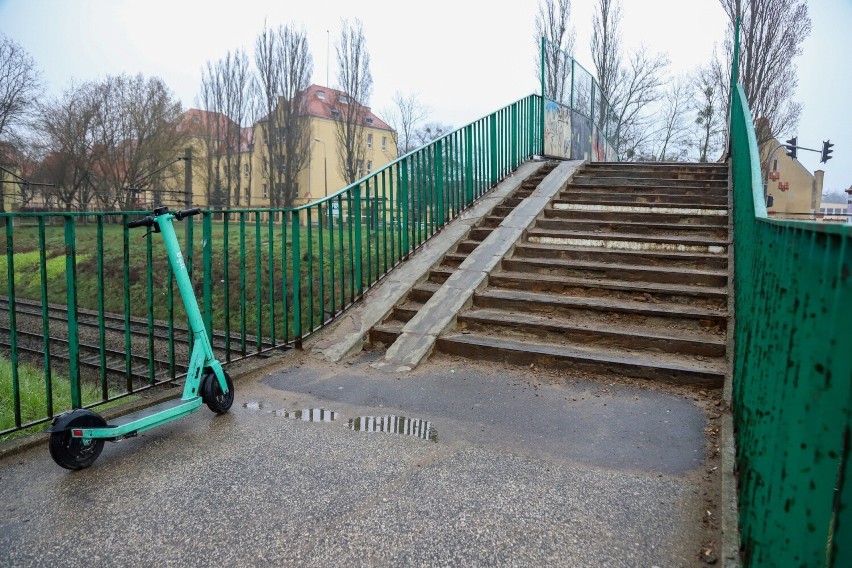 Schody na Garbatym Mostku od strony ulicy Chrobrego są mocno...