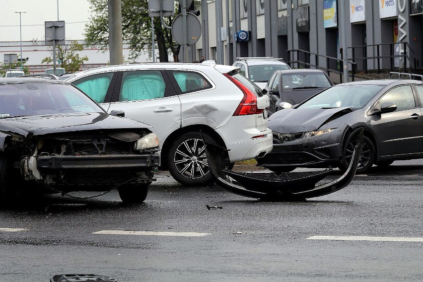 Wypadek na ulicy Żołnierzy II Armii Wojska Polskiego w Legnicy, zderzyły się trzy auta, zdjęcia
