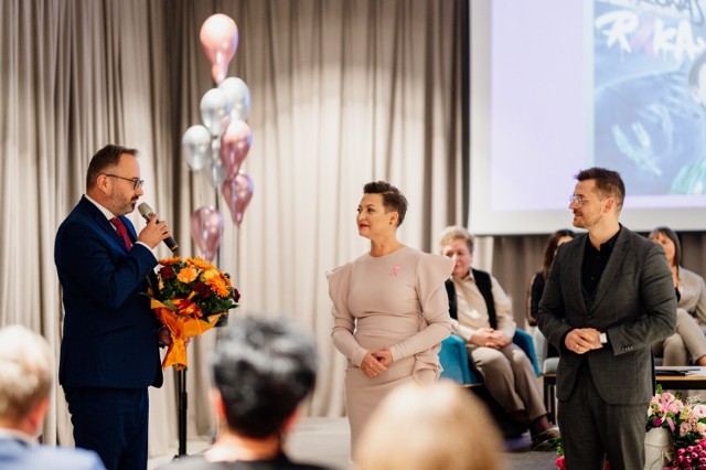 Inauguracja działalności Fundacji Pokonaj Raka w Fabryce Pełnej Życia 

Zobacz kolejne zdjęcia/plansze. Przesuwaj zdjęcia w prawo naciśnij strzałkę lub przycisk NASTĘPNE