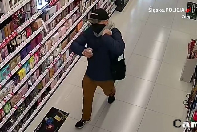 Policja szuka tego mężczyzny,. Jest podejrzany o kradzież perfum