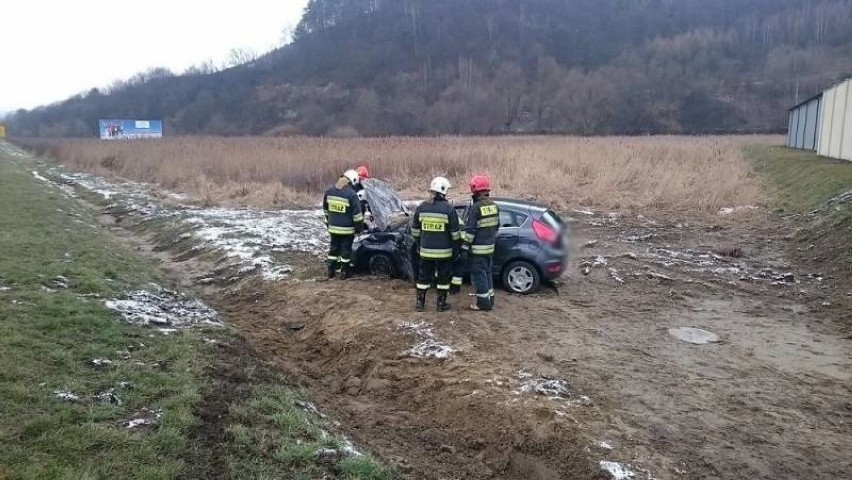 Droga krajowa 75. Fiesta wywrócona w zderzeniu z roverem [ZDJĘCIA]