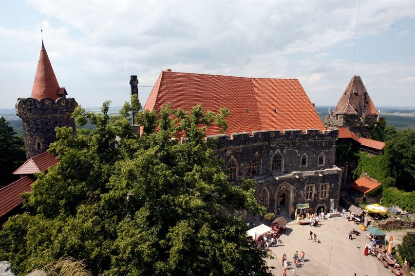 Kraina Wygasłych Wulkanów. Zamek Grodziec  położony jest na...