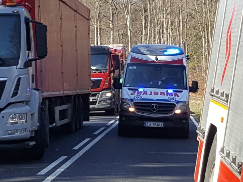 Wypadek na drodze ze Szczecinka do Barwic. Dachowanie auta [zdjęcia]