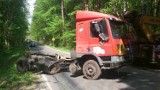 Wypadek pod Bartągiem. Z ciężarówki spadła maszyna budowlana [ZDJĘCIA]