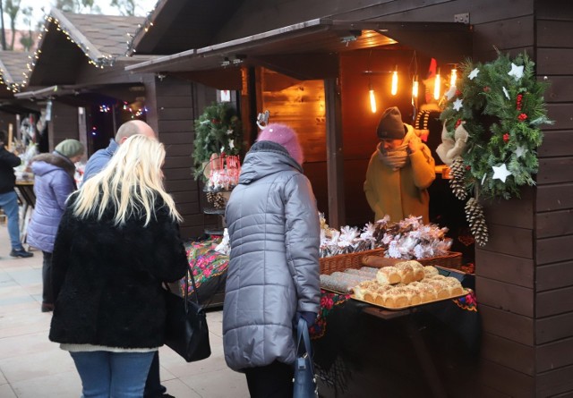 Od 17 grudnia do niedzieli na Placu Jagiellońskim w Radomiu  odbywa się Jarmark Świąteczny. Jest 16 stoisk, na których można znaleźć między innymi: ozdoby świąteczne, rękodzieła czy tradycyjne potrawy wigilijne. Będą one czynne od godziny 11.00 do 21.00.

Oficjalne otwarcie Jarmarku Świątecznego w Radomiu odbędzie się w  piątek, 17 grudnia o godzinie 17 Świątecznym DJ-SHOW. Rozpocznie ono również Festiwal Foodtrucków.

Drugi dzień przedsięwzięcia będzie obfitować między innymi w koncerty. Rozpocznie się występem Chór Ewangelicki imienia Oskara Kolberga o godzinie 12.00. Po nich, o godzinie 14.00, na scenie wystąpią podopieczni Kuźni Artystycznej Miejskiego Ośrodka Kultury "Amfiteatr". W programie również Świąteczna Parada Radomskiej Młodzieżowej Orkiestry Dętej Grandioso. Gwiazdą sobotniego wieczoru będą półfinaliści popularnego programu "Mam Talent", czyli góralska Kapela KARPATI.

Ostatni dzień Jarmarku rozpocznie się o godzinie 11.00 konkursem na najładniej ubraną choinkę. Tego dnia ponownie wystąpi Kapela KARPATI. W programie również Gwiazdka dla mieszkańców, podczas której odbędzie się symboliczne podzielenie opłatkiem oraz przekazanie świątecznych życzeń. W niedzielę jarmarkowi będzie towarzyszyła impreza organizowana także przez Resursę Obywatelską. Oprócz świątecznych warsztatów, zajęć ruchowych i pokazów filmowych odbędzie się pokaz rzeźbienia w lodzie w wykonaniu wielokrotnie nagradzanych, dwukrotnych wicemistrzów świata – ICE TEAM.

Zobacz zdjęcia z rozpoczęcia jarmarku na kolejnych slajdach.
Używaj gestów i strzałek.