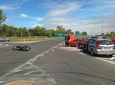 Wypadek w Siewierzu. Ranne dwie osoby w zderzeniu motocykla z samochodem [ZDJĘCIA]