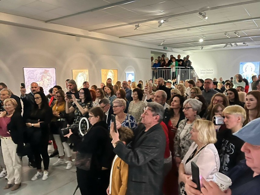 Mnóstwo ludzi na otwarciu wystaw w Ostrowcu Świętokrzyskim. Zaśpiewała Anja Ortodox. Zobacz zdjęcia 