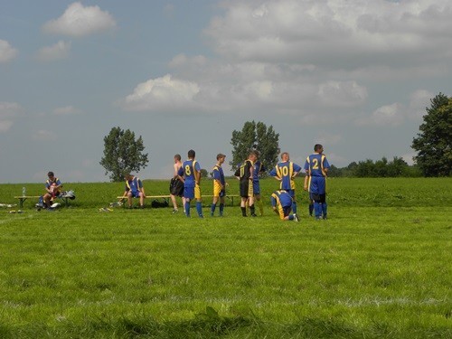 Mecz piłki nożnej Kawalerowie kontra Żonaci w Żelazowie