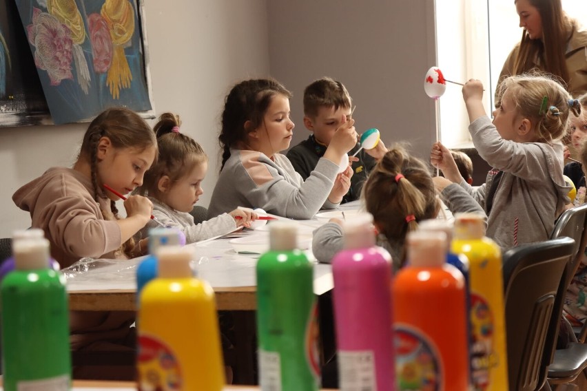 Kolorowe pisanki w wykonaniu polskich i ukraińskich dzieci ozdobiły skwer przy kraśnickiej fontannie. Zobacz zdjęcia