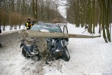 Wypadek w Białymstoku. Kierowca zatrzymał się na betonowym słupie