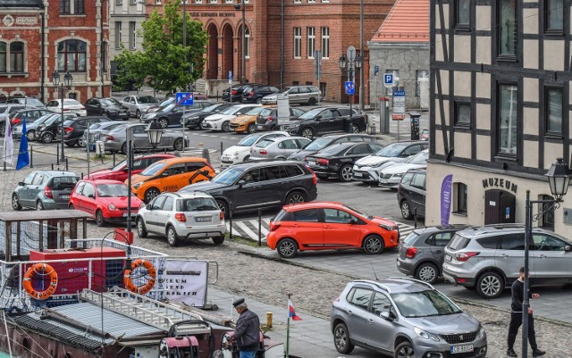 Działkę, na której niegdyś stały dwa spichrze sprzedano w 2002 roku za niewiele ponad 800 tysięcy złotych. Dziś jest warta wielokrotnie więcej.