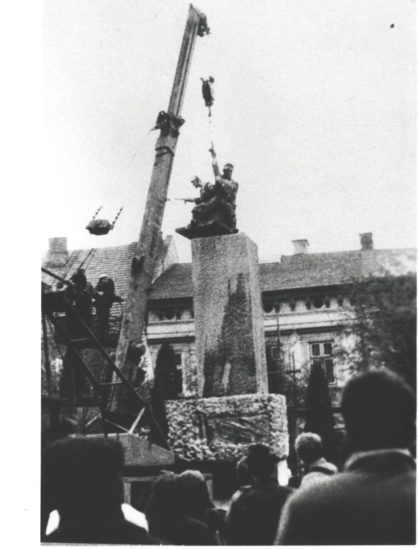 Tzw. „Pomnik Wdzięczności”, w 1969 r. postawiono na placu...
