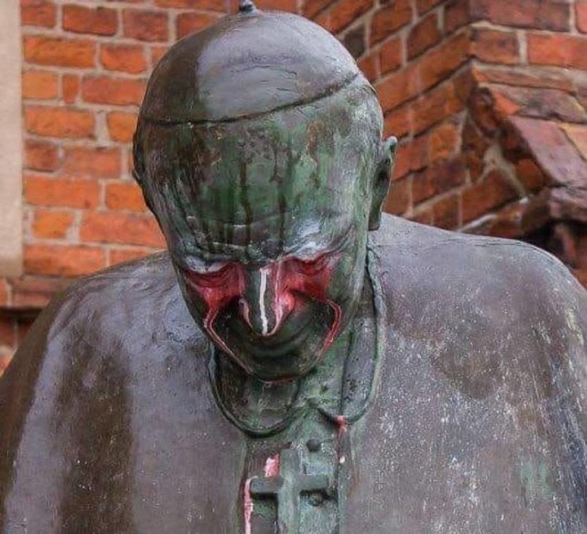 Starogard Gd. Ruszył proces mężczyzny oskarżonego o pomalowanie pomnika Jana Pawła II