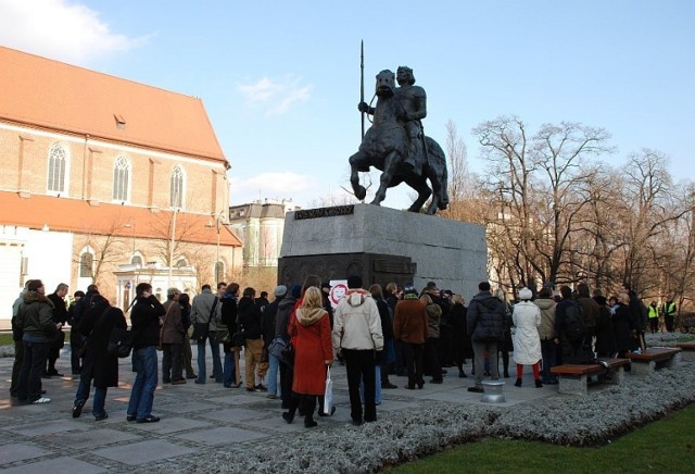 Pod pomnikiem Bolesława Chrobrego zgromadziło się kilkadziesiąt osób - młodych i starszych. Dlaczego właśnie tutaj? Fot. Marta Szloser